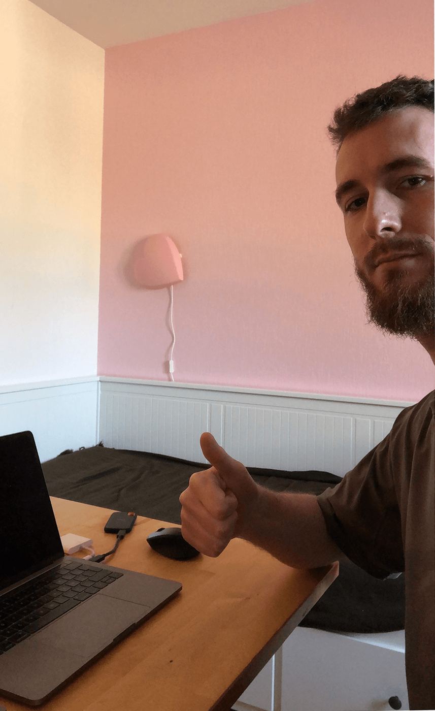 Tristan au travail dans sa chambre