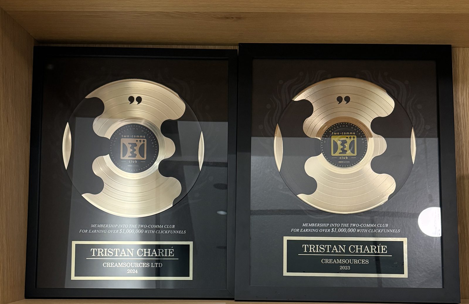 Deux trophées Two-Comma Club ClickFunnels au nom de Tristan Charié, 2023 et 2024